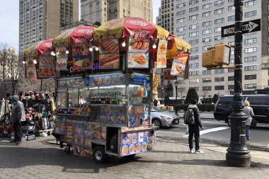 Şehirde kışın sonunda, Manhattan civarında. New York 'ta bir caddedeki küçük bir lokantada, eski bir ordu mensubu servis ediyor. 