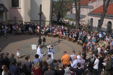 Paskalya baharı, Katolik kilisesinde yemek kutsama geleneği. Wieliczka 'daki Saint Parish Klemensa, Polonya 2019. Geleneksel Paskalya yemekleri. Bir grup insan törene katılıyor. ...