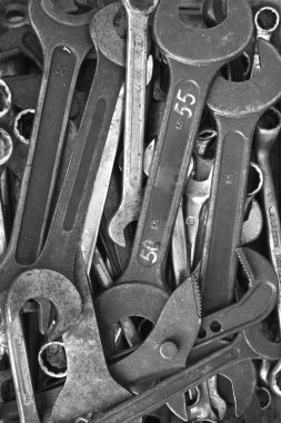 Tamircinin çekmecesi, içi siyah-beyaz. ...