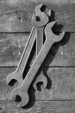 Ahşap arka planda tamircinin araçları, siyah ve beyaz resim ...