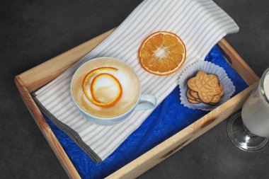 Portakal kokulu kahve, narin sütlü. ...