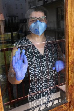 Halktan uzakta karantina, kendi kendini izole etme ...