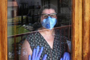 Kadın karantinanın sonunu bekliyor. ...