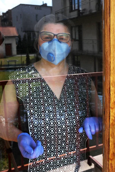 Una Donna Anziana Alla Finestra Del Suo Appartamento Una Pandemia — Foto Stock