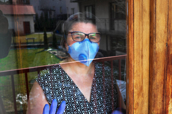 Карантин дома, грустная женщина
 ...