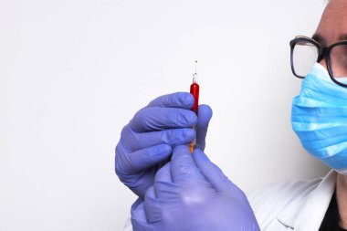 Elinde şırıngayla odaklanmış kadın doktor. ...