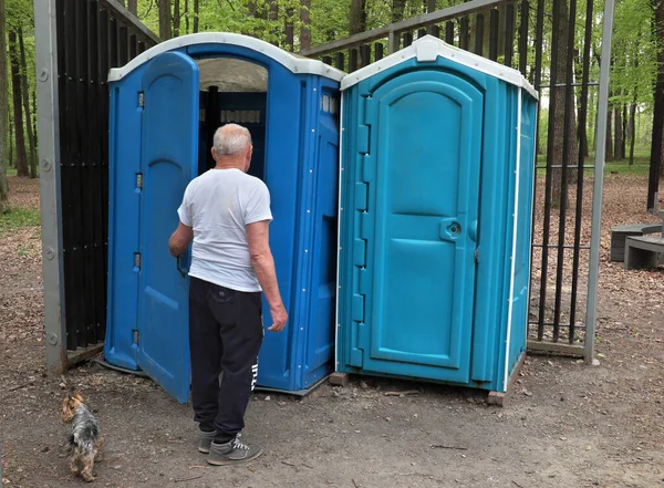 Toilet Dipasang Jalan Jalan Hutan — Stok Foto