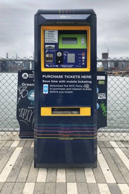 Bilet makinesi, New York feribotu için bilet almak, bilet almak, seyyar biletler, NYC feribotu sayesinde zaman kazanmak, uçağa binmeden önce biletleri almak. 29 Nisan 2020.