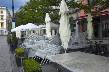 Şehir merkezinde kapalı kafe ve restoranlar, boş sokaklar, dünyada salgın, Polonya, Krakow, 4 Mayıs 2020.