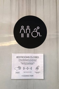 New York salgını sırasında umumi tuvaletler kapalı. Domino Park, ABD, 1 Mayıs 2020 .... 