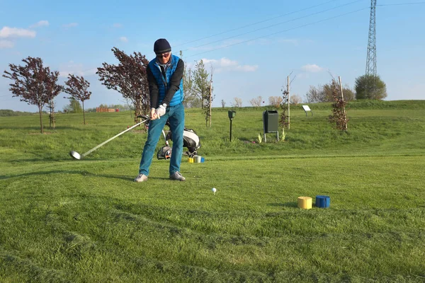 Starszy Człowiek Golfista Trenuje Grę Sam — Zdjęcie stockowe