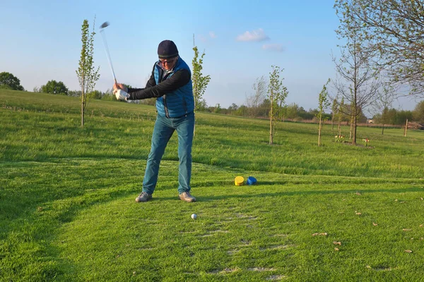 Fuerte Golpe Golfista Día Frío —  Fotos de Stock