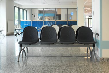 Hastanedeki boş bekleme odası. ...