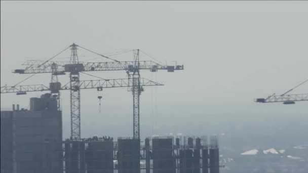 Grúas Torre Constructores Que Trabajan Construcción Del Edificio — Vídeo de stock
