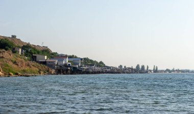 Deniz kıyısındaki gecekondu kampı.