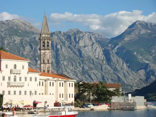 Perast kasaba dağlar içinde belgili tanımlık geçmiş. Kotor Körfezi.