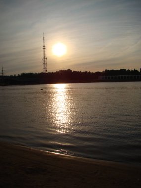 Günbatımı üzerinde nehir krallar.