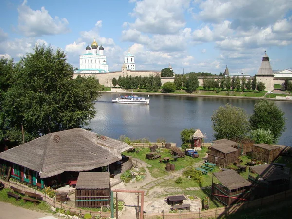 Nehrin karşısında bankadan Pskov Kremlin görünümünü.