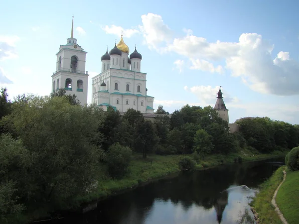 Pohled Trinity Cathedral Pskov Kreml Mostu Přes Řeku — Stock fotografie