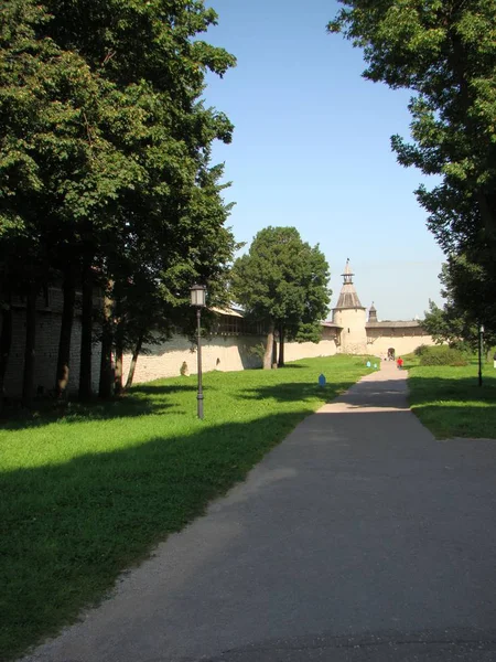 Pskov Kremlin iç kısmı. Güzel parça ve eski ışıklar.