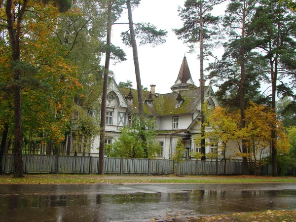 Jurmala sokaklarında. Sıkıcı. Baltık tarzı evi.