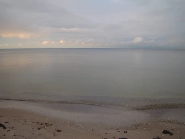 Riga Körfezi sonbaharda. Kumlu sahilde sıçramasına dalgalar.