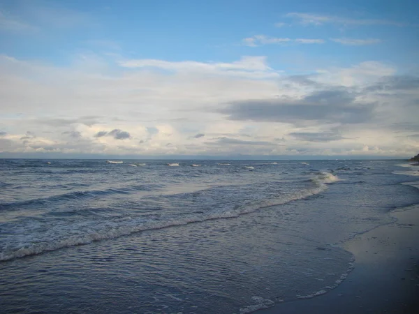 Φθινόπωρο Στον Κόλπο Της Ρίγας Κύματα Εκτοξεύεται Στην Αμμώδη Ακτή — Φωτογραφία Αρχείου