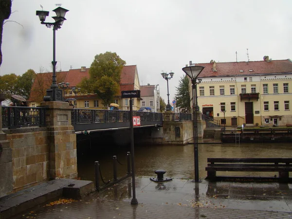 Sonbahar ve Klaipeda kanallarında. Bir köprüden diğer tarafa Boğazı.
