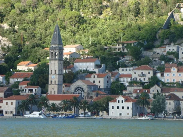 Muhteşem mimarisi ve Kotor Koyu'nun kültürel anıtlar.