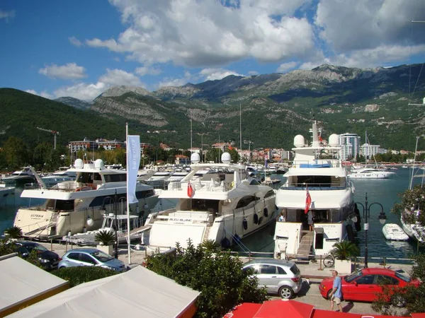 Budva'nın iskelede Özel yat.