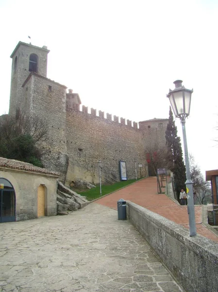 San Marino üst yoldaki ilk kale.