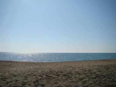 Tiren Denizi plajında erken Bahar.