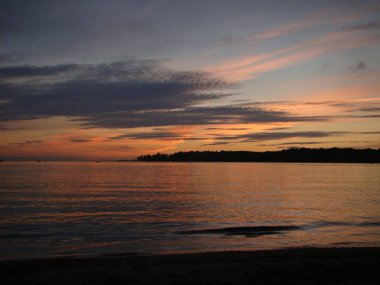 Finlandiya Körfezi üzerinden sonbahar günbatımı.