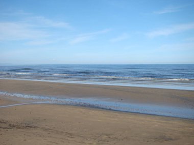 Yaz Riga deniz kenarında. Sahilde Dzintari bölgesinde. Jurmala.
