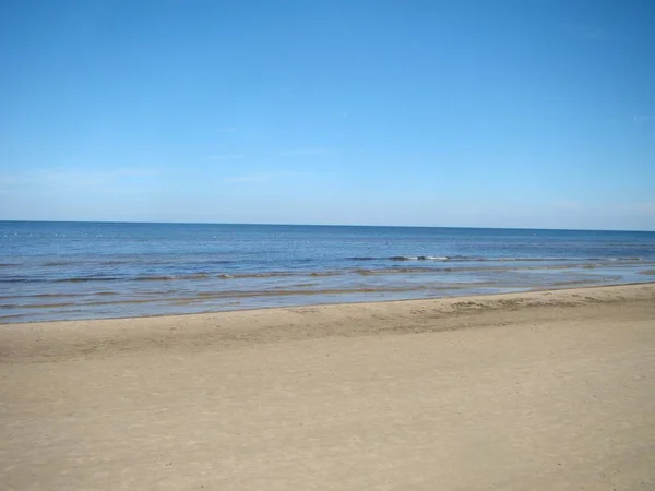 Yaz Riga deniz kenarında. Sahilde Dzintari bölgesinde. Jurmala.