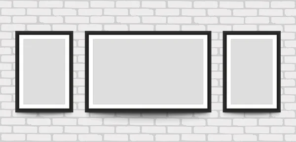 Marco de imagen en blanco para fotografías en la pared de ladrillo . — Vector de stock