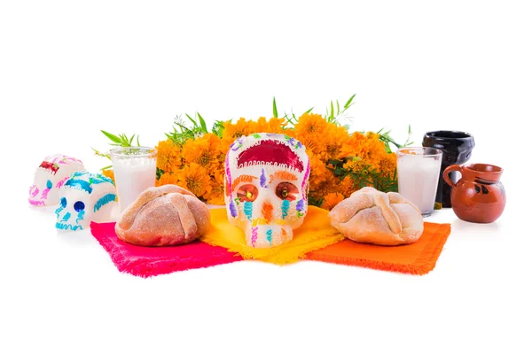 Cráneo de azúcar con flores de cempasuchil — Foto de Stock