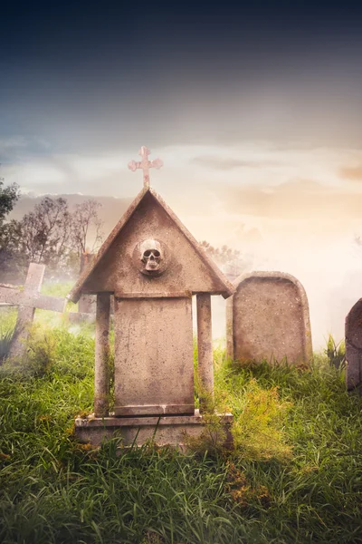 Sis ve aydınlatma ile mezar taşı — Stok fotoğraf