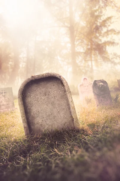 Grabstein mit Nebel und Beleuchtung — Stockfoto