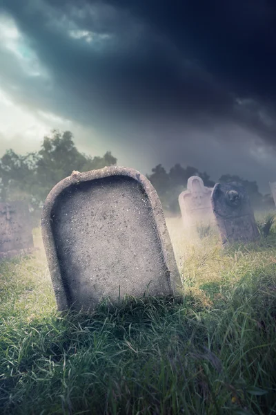 Grabstein mit Nebel und Beleuchtung — Stockfoto