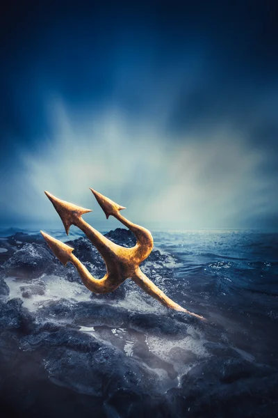 Poseidon-Dreizack auf See — Stockfoto