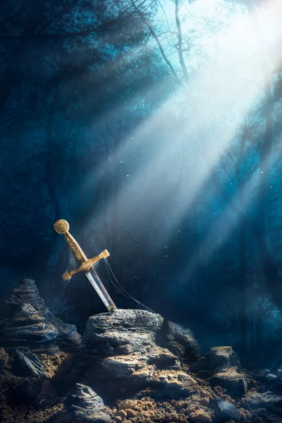 Schwert im steinernen Excalibur — Stockfoto