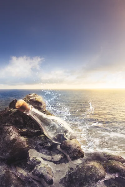 Bottle stranded at sea — Stock Photo, Image