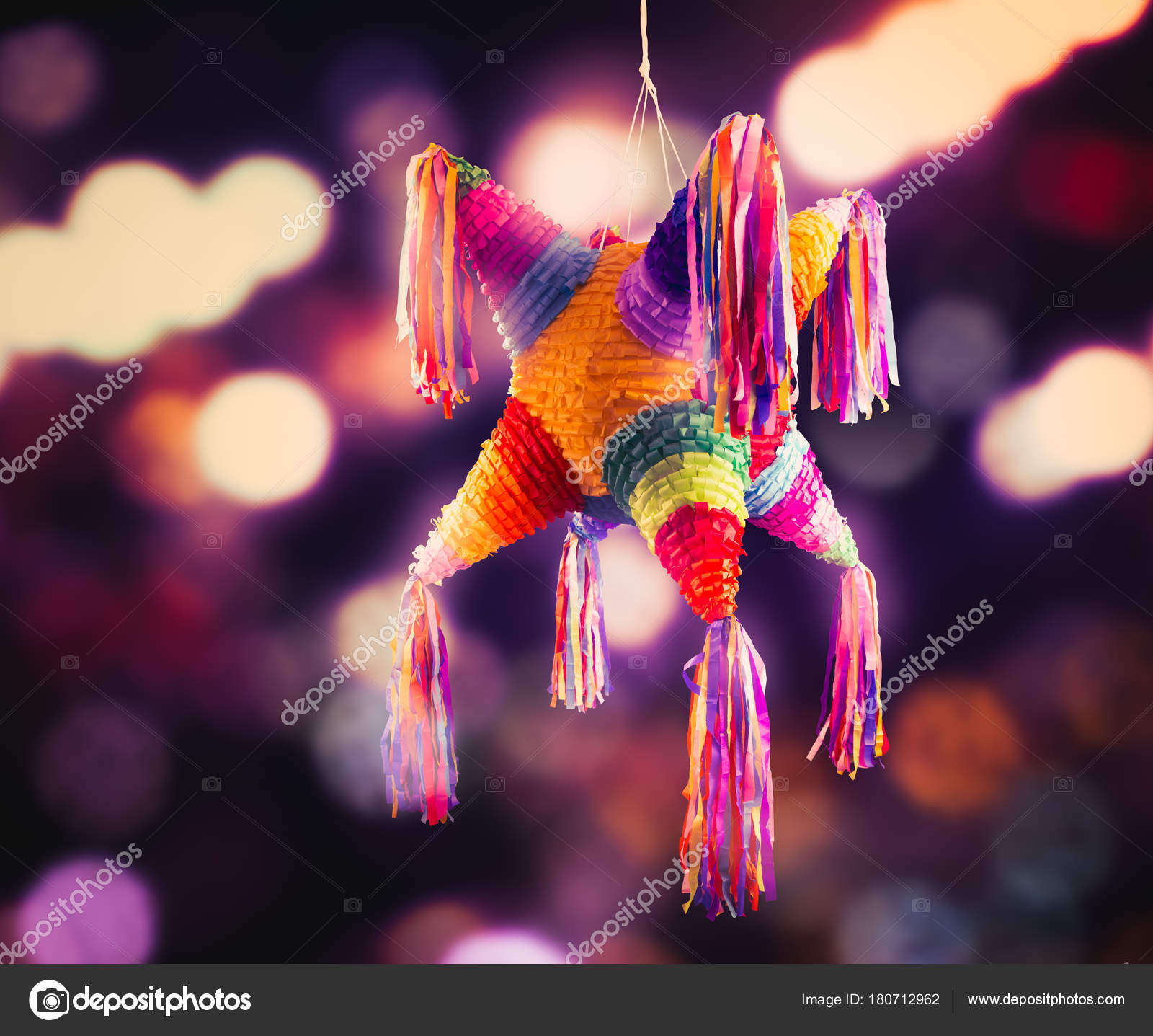 Pinata messicana usata in posadas e compleanni — Foto stock di © fergregory  #180712962, image size:1600x1437