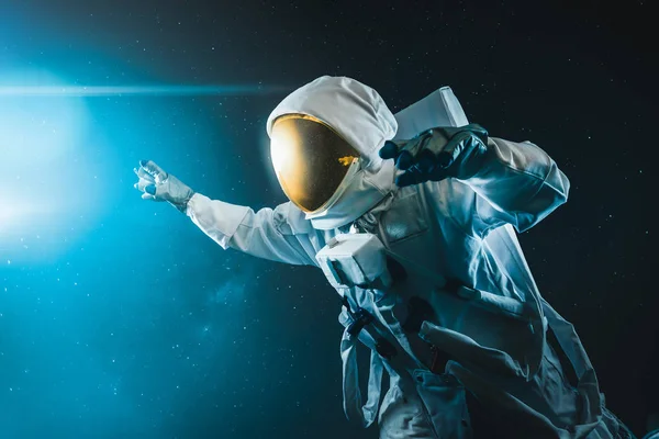 Космонавт, исследующий космос — стоковое фото