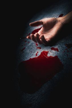 bir kan birikintisi üzerinde bir el ile olay yeri