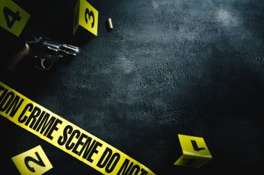 suç mahalli dramatik aydınlatma ile