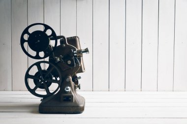 Beyaz ahşap zemin üzerinde film projektör