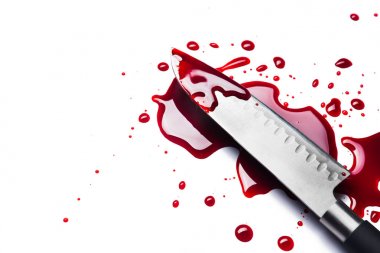 Beyaz bir arka plan üzerinde kanlı bıçak