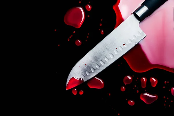 Αιματηρό μαχαίρι που απομονώνονται σε μαύρο — Φωτογραφία Αρχείου